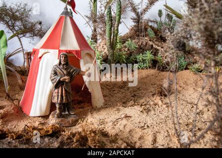 Vista ravvicinata di molte figurine molto piccole che creano una grande ricreazione della scena di presepio. Foto Stock