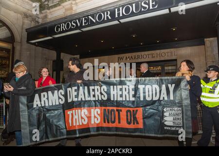 Park Lane, Londra, Regno Unito. 22nd Gen 2020. I manifestanti della Campagna Contro il commercio di armi e Stop la fiera delle armi dimostrano fuori dal Grosvenor House Hotel UK mentre i commercianti di armi, MPS, e il personale militare tengono una cena con cravatta nera. Penelope Barritt/Alamy Live News Foto Stock