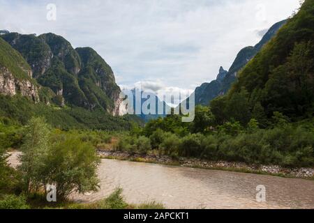 Il Torrente Cordevole nella frazione di la Muda nelle Dolomiti, provincia di Belluno, Veneto, Italia Foto Stock