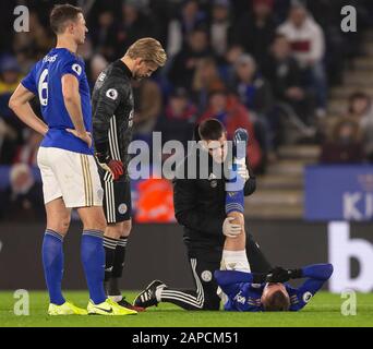 Leicester, Regno Unito. 22nd Gen 2020. Jamie Vardy di Leicester City riceve il trattamento per un infortunio durante la partita della Premier League tra Leicester City e West Ham United al King Power Stadium il 22nd gennaio 2020 a Leicester, Inghilterra. (Foto di Daniel Chesterton/phcimages.com) Credit: PHC Images/Alamy Live News Foto Stock