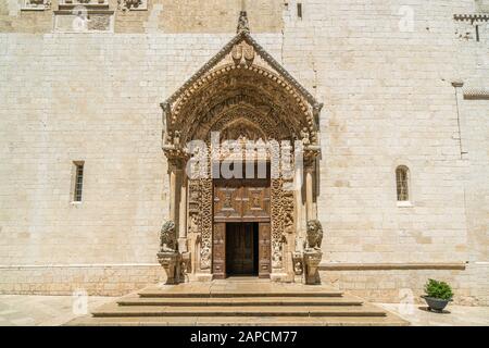 Ingresso alla Cattedrale di Santa Maria Assunta ad Altamura, famosa cittadina pugliese della provincia di Bari. Puglia (Puglia), Italia. Foto Stock