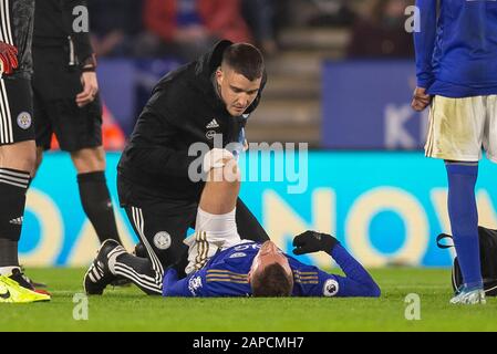 Leicester, Regno Unito. 22nd Gen 2020. Jamie Vardy di Leicester City riceve il trattamento per un infortunio durante la partita della Premier League tra Leicester City e West Ham United al King Power Stadium il 22nd gennaio 2020 a Leicester, Inghilterra. (Foto di Daniel Chesterton/phcimages.com) Credit: PHC Images/Alamy Live News Foto Stock