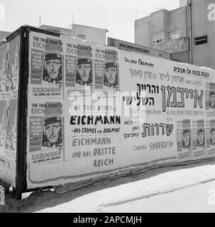 Israele 1964-1965: Tel Aviv, Karl Adolf Eichmann Descrizione: Note sulla convinzione di Karl Adolf Eichmann Annotazione: Karl Adolf Eichmann (1906-1962) è stato un funzionario tedesco delle SS del Terzo Reich e Uno dei principali responsabili dell'omicidio di massa degli ebrei Data: 1964 luogo: Israele, Tel Aviv Parole Chiave: Poster, religione ebraica, sculture di strada Nome personale: Eichmann, Adolf Foto Stock