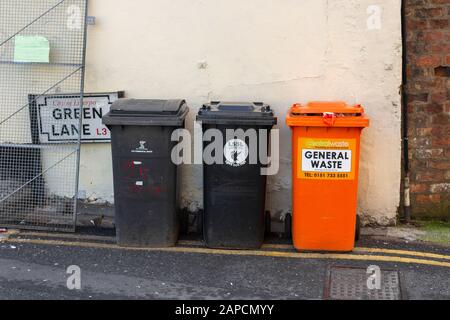 Bidoni per rifiuti su Green Lane, Liverpool Foto Stock