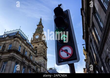 Semaforo verde freccia avanti solo e edifici municipali su Dale Street, Liverpool Foto Stock