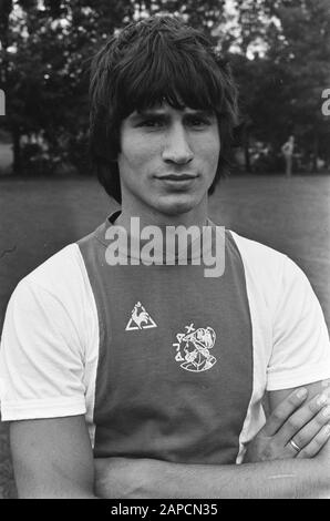 AJAX presenta la nuova selezione per la prossima stagione calcistica 1975-1976 Descrizione: Attaccante TSCHEU-la Ling Data: 15 Luglio 1975 Località: Amsterdam, Noord-Holland Parole Chiave: Ritratti, sport, calcio Nome personale: Ling, TScheu-la Nome istituzione: AJAX Foto Stock