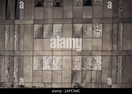 Finestre di edificio con onde d'acqua riflesse a Mann Island, Canning Dock, Liverpool Foto Stock