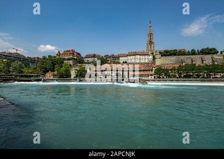Berna, Svizzera - 26 luglio 2019: Vista panoramica nella soleggiata giornata estiva. Aare River vicino al complesso sportivo Schwellenmatteli City Park. Foto Stock
