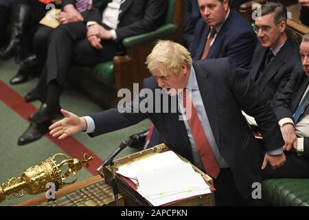 (200122) -- LONDRA, 22 gennaio 2020 (Xinhua) -- il primo ministro britannico Boris Johnson (Front) parla durante le interrogazioni del primo ministro alla Camera dei Comuni di Londra, Gran Bretagna, il 22 gennaio 2020. Il disegno di legge sul ritiro della Brexit in Gran Bretagna è stato finalmente approvato mercoledì sera dopo voti storici nelle Camere del Parlamento, spianando la strada alla Gran Bretagna per lasciare l’Unione europea (UE). (Jessica Taylor/UK Parliament/Handout via Xinhua) HOC CREDITO OBBLIGATORIO: UK Parliament/Jessica Taylor Foto Stock