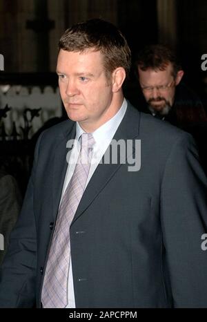 L'ex guardia del corpo personale Trevor Rees-Jones arriva a dare prova all'Inquest delle morti della principessa Diana e Dodi Fayed alla High Court di Londra nel gennaio 2008. Foto Stock