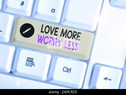 La grafia la scrittura di testo amore più preoccupare di meno. Foto concettuali hanno un buon atteggiamento motivazione essere amabile godersi la vita Foto Stock