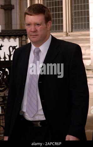 L'ex guardia del corpo personale Trevor Rees-Jones arriva a dare prova all'Inquest delle morti della principessa Diana e Dodi Fayed alla High Court di Londra nel gennaio 2008. Foto Stock