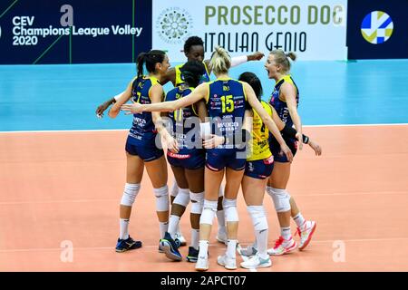 Treviso, Italia. 22nd Gen 2020. Treviso, Italia, 22 Jan 2020, felicità imoco volley conegliano in occasione di Imoco Volley Conegliano vs C.S.M. Volei Alba Blaj - Pallavolo Champions League Donne - Credito: Lm/Flavio Pavanello Credito: Flavio Pavanello/Lps/Zuma Wire/Alamy Live News Foto Stock