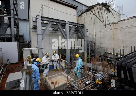 Okuma, Fukushima, Giappone. 22nd Gen 2020. I lavoratori controllano il drenaggio nella centrale nucleare di Tokyo (TEPCO), la centrale nucleare di Fukushima Daiichi, nella città di Okuma, nella prefettura di Fukushima, il 22 gennaio 2020. I serbatoi di stoccaggio, compresa l'acqua trattata NELLE ALPI, saranno pieni intorno all'estate del 2022, ha detto TEPCO. Il governo giapponese deve decidere presto come gestire l'acqua trattata ancora compreso il trizio. Credito: Kimimasa Mayama/Pool/Zuma Wire/Alamy Live News Foto Stock