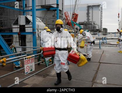 Okuma, Fukushima, Giappone. 22nd Gen 2020. I lavoratori completamente protetti lasciano la casa del reattore dell'unità 2 dopo il loro lavoro presso la Tokyo Electric Power Company (TEPCO), devastata dallo tsunami, la Centrale nucleare di Fukushima Daiichi, nella città di Okuma, nella prefettura di Fukushima, il 22 gennaio 2020. I serbatoi di stoccaggio, compresa l'acqua trattata NELLE ALPI, saranno pieni intorno all'estate del 2022, ha detto TEPCO. Il governo giapponese deve decidere presto come gestire l'acqua trattata ancora compreso il trizio. Credito: Kimimasa Mayama/Pool/Zuma Wire/Alamy Live News Foto Stock