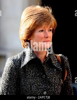 Lady Sarah McCorquodale sorella maggiore della Principessa Diana in arrivo alla High Court di Londra per dare prova all'Inquest nelle morti della Principessa Diana e Dodi Fayed nel 2008. Foto Stock