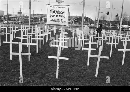 Gruppo d'azione Stop the infanticide Poni 150 croci per la RAI per 150 morti stradali al mese Descrizione: Azioni, sicurezza stradale, banner Data: 3 Febbraio 1983 Località: Amsterdam, Noord-Holland Parole Chiave: Azioni, banner, sicurezza stradale Nome istituto: Rai Foto Stock