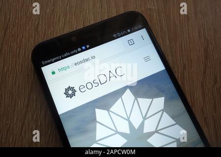 Il sito web eosDAC cryptocurrency è visualizzato su uno smartphone moderno Foto Stock