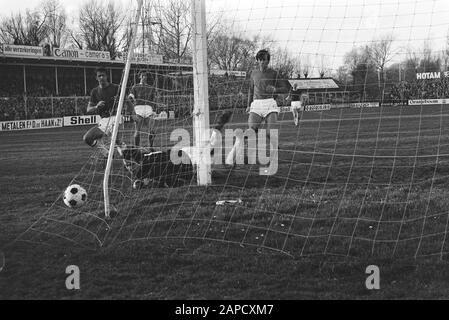 ADO v Volendam 2-1 Data: 22 Novembre 1970 Parole Chiave: Sport, football Nome dell'istituto: ADO Foto Stock