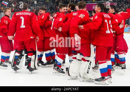 Losanna, Svizzera. 22nd Gen 2020. La squadra di hockey su ghiaccio degli uomini russi celebra la vittoria della medaglia d'oro ai Giochi Olimpici invernali della gioventù 2020 a Losanna Svizzera. La Russia ha vinto il gioco 4-0. Credit: Christopher Levy/Zuma Wire/Alamy Live News Foto Stock