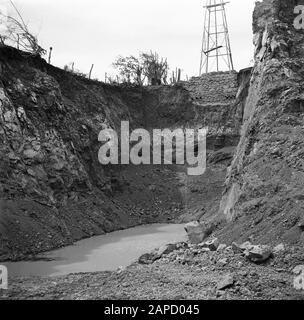 Viaggio in Suriname e Antille Olandesi Descrizione: Scavo con serbatoio d'acqua alla piantagione San Juan di Harry Maal su Curaçao Annotazione: La piantagione San Juan (Klein Sint Joris) è ancora in proprietà della famiglia Data: 1947 posizione: Curaçao Parole Chiave: Piantagioni, rocce, acqua Foto Stock