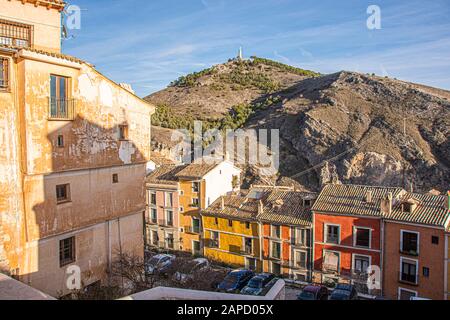 Vista panoramica della collina di Socorro dal centro storico della città di Cuenca. Europa Spagna Castilla La Mancha Foto Stock