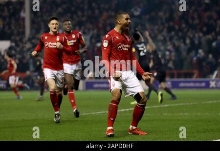 Lewis Grabban di Nottingham Forest celebra dopo aver ottenuto il primo gol laterale durante la partita Sky Bet Championship presso il City Ground di Nottingham. Foto Stock