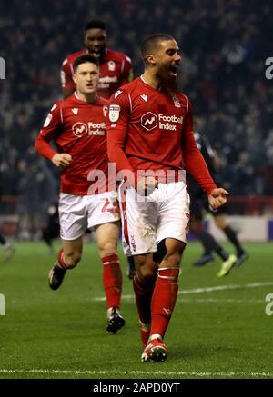 Lewis Grabban di Nottingham Forest celebra dopo aver ottenuto il primo gol laterale durante la partita Sky Bet Championship presso il City Ground di Nottingham. Foto Stock