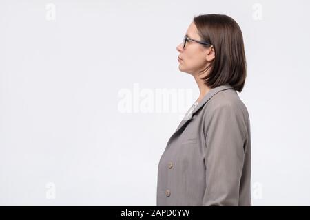 Profilo felicità donna matura in tuta e occhiali. Studio Foto Stock