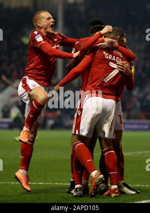Lewis Grabban di Nottingham Forest celebra dopo aver ottenuto il primo gol laterale durante la partita Sky Bet Championship presso il City Ground di Nottingham. Foto Stock