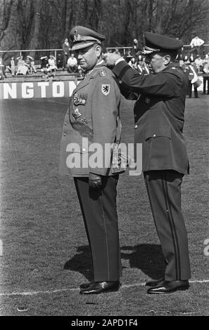 Parata di addio per il generale von Kielmansegg a Brunsum. Comandante in capo NATO in Europa Generale von Kielmansegg Data: 29 Marzo 1968 Località: Brunssum Parole Chiave: Addio, parate Nome personale: General Von Kielmansegg Foto Stock