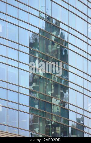 Visione concettuale nella piazza finanziaria di Milano: Riflessione della foresta verticale in Windows Di Unicredit skycraper Foto Stock