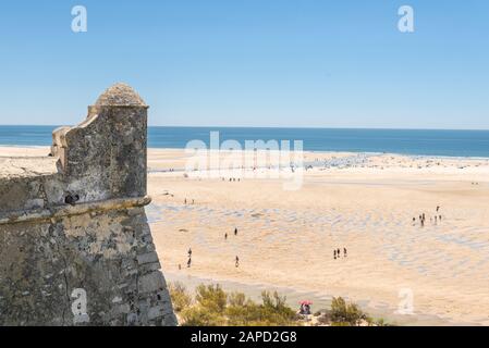 Antica torre di guardia che si affaccia Cacela Velha Beach in Algarve, Portogallo Foto Stock