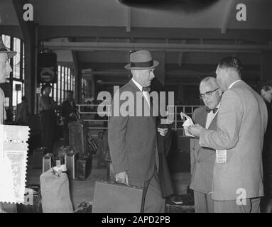 Dean Acheson visita il nostro paese, arrivo con New Amsterdam con Ambasciatore A. Stone Data: 24 Agosto 1955 Parole Chiave: Arrivo, Ambasciatori Nome del personale: Acheson, Dean, Stone, A. Foto Stock