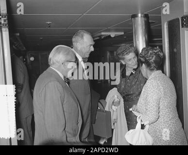 Dean Acheson visita il nostro paese, arrivo con New Amsterdam con Ambasciatore A. Stone Data: 24 Agosto 1955 Parole Chiave: Arrivo, Ambasciatori Nome del personale: Acheson, Dean, Stone, A. Foto Stock