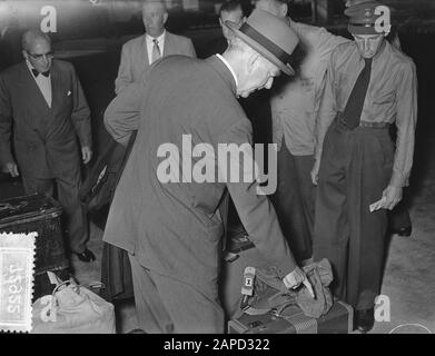 Dean Acheson visita il nostro paese, arrivo con New Amsterdam con Ambasciatore A. Stone Data: 24 Agosto 1955 Parole Chiave: Arrivo, Ambasciatori Nome del personale: Acheson, Dean, Stone, A. Foto Stock