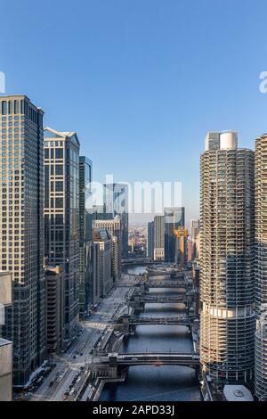 Vista spettacolare della variegata architettura di Chicago, che guarda ad ovest lungo il fiume Chicago e West Wacker Drive. Se necessario, copiare lo spazio nel cielo. Foto Stock