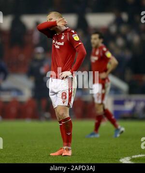 Ben Watson della Nottingham Forest sembra scommesso dopo la partita del campionato Sky Bet al City Ground, Nottingham. Foto Stock