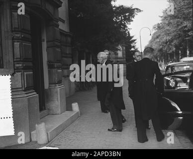 Palazzo Vescovile di Utrecht Visita di condolation al Cardinale De Jong Data: 10 settembre 1955 Località: Utrecht Nome personale: Young, Jan de, Jong, Johannes de Foto Stock