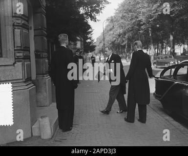 Palazzo Vescovile di Utrecht Visita di condolation al Cardinale De Jong Data: 10 settembre 1955 Località: Utrecht Nome personale: Young, Jan de, Jong, Johannes de Foto Stock