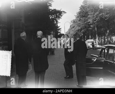 Palazzo Vescovile di Utrecht Visita di condolation al Cardinale De Jong Data: 10 settembre 1955 Località: Utrecht Nome personale: Young, Jan de, Jong, Johannes de Foto Stock