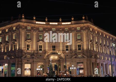 La Starbucks Reserve si è situata a Milano in un meraviglioso palazzo in stile liberty, l'antica stazione post del quartiere di San Babila. Foto Stock