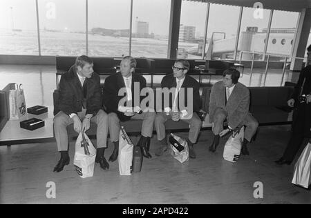 AJAX giocatori lasciati da Schiphol a Lisbona Ajax giocatori in attesa di partenza Data: 17 Febbraio 1969 posizione: Noord-Holland, Schiphol Parole Chiave: Giocatori, sport, aeroporti, calcio Nome dell'istituzione: AJAX Foto Stock