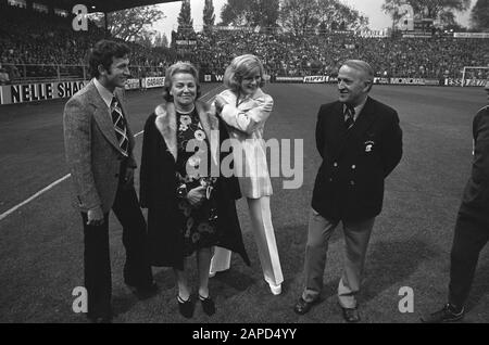 AJAX contro AZ67 3-0, addio al trainer Kovacs Data: 19 maggio 1973 Parole Chiave: Feed, sport, allenatori, calcio Nome dell'istituzione: AJAX Foto Stock