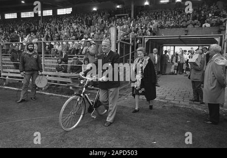 AJAX contro AZ67 3-0, addio al trainer Kovacs, Kovacs e moglie con bicicletta Data: 19 maggio 1973 Parole Chiave: Alimentazione, ciclismo, sport, allenatori, calcio Nome dell'istituzione: AJAX Foto Stock