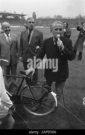 AJAX contro AZ67 3-0, addio al trainer Kovacs, Kovacs e moglie con bicicletta Data: 19 maggio 1973 Parole Chiave: Alimentazione, ciclismo, sport, allenatori, calcio Nome dell'istituzione: AJAX Foto Stock