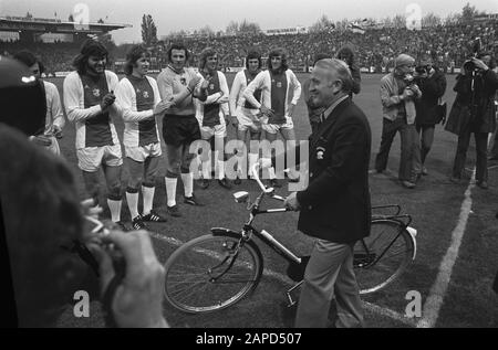 AJAX contro AZ67 3-0, addio al trainer Kovacs, Kovacs con bicicletta sul campo Data: 19 maggio 1973 Parole Chiave: Feed, sport, allenatori, calcio Nome dell'istituzione: AJAX Foto Stock