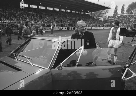 AJAX contro AZ67 3-0, addio al trainer Kovacs, Kovacs con auto (offerto dai giocatori) Data: 19 maggio 1973 Parole Chiave: Addio, Auto, sport, allenatori, calcio Nome istituzione: AJAX Foto Stock