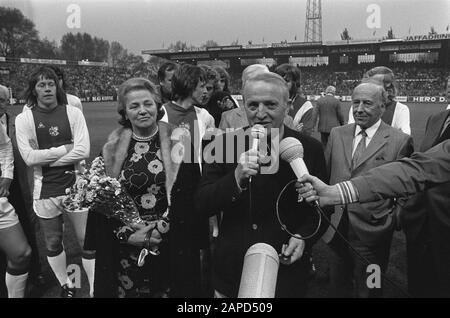 AJAX contro AZ67 3-0, addio al trainer Kovacs Data: 19 maggio 1973 Parole Chiave: Feed, sport, allenatori, calcio Nome dell'istituzione: AJAX Foto Stock