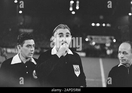 Ajax Contro Dukla Praga 1-1. Arbitro Bakhramov, Annotazione: Quarterfinal Europa Cup 1 Allo Stadio Olimpico Data: 1 Marzo 1967 Località: Amsterdam Parole Chiave: Arbitri, Calcio Nome Personale: Bakhramov, Tofik Nome Istituzione: Dukla Foto Stock